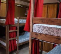 Кровать в 6-местном общем номере в Алые паруса