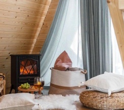 Розовый А-фрейм с купелью в окружении леса в Timeless