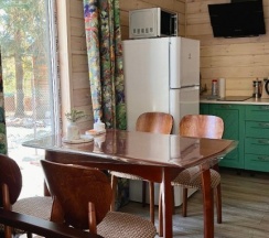 Двухместный коттедж с красивым видом из окна двуспальная кровать в Elki Domiki