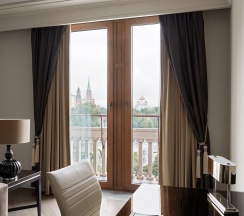 Номер люкс посольский с 1 двуспальной кроватью в Four Seasons Hotel Moscow