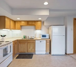 Коттедж с 4 комнатами в Quiet River *30 Day Minimum 4 Bedroom Townhouse by RedAwning