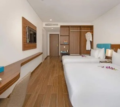Трёхместный номер Standard с балконом в Gold Plaza Hotel Da Nang