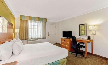 Четырёхместный номер Deluxe в La Quinta Inn by Wyndham Orlando Airport West