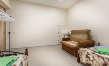 Кровать в общем номере (мужской номер) с красивым видом из окна в Рус