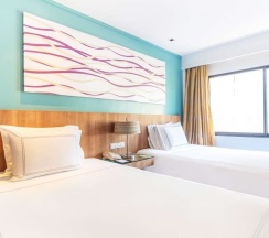 Четырёхместный люкс семейный с 2 комнатами в Отель Radisson Resort and Suites Phuket