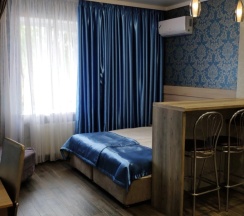 Трёхместная студия Comfort с красивым видом из окна (двуспальная кровать) в Апартаменты Трехместная Студия с видом на Озеро и Колесо Обозрения МО / 1