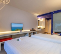 Двухместный номер Superior с балконом и с видом на горы двуспальная кровать в Отель The Yama Resort & Spa Kata Beach Phuket