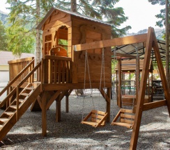 Двухместный семейный номер Classic с красивым видом из окна двуспальная кровать и диван в Wolf