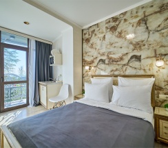 Студия Панорамная с балконом, мини кухней и видом на город и зелёную зону в Амбассадор