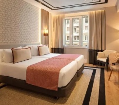 Семейный номер Standard с видом на город в Senator Gran Vía 70 Spa Hotel