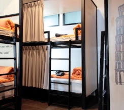 Кровать в общем номере в Picnic Hotel Bangkok