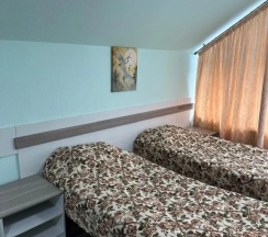 Двухместный полулюкс с балконом 2 отдельные кровати в Ушба