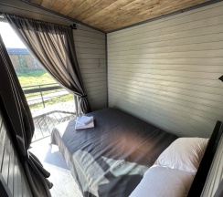 Четырёхместный коттедж с красивым видом из окна в Болото