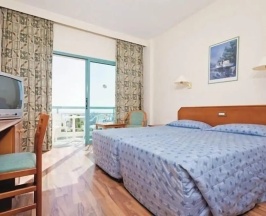 Двухместный номер Standard с балконом и с видом на сад двуспальная кровать в Antigoni Hotel