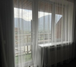 Двухместный номер Standard с балконом и с видом на горы двуспальная кровать в Шатун