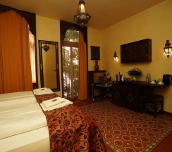 Двухместный номер Superior с видом на сад двуспальная кровать в Hotel Villa Oriental & Restaurant