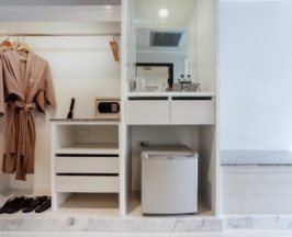 Двухместный номер Deluxe Terrace Lagoon с балконом и с видом на бассейн двуспальная кровать в Thavorn Palm Beach Resort Phuket