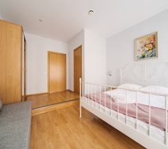 Улучшенная комната с двуспальной кроватью и диваном в Октавиана