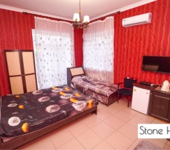 Трёхместный номер Deluxe с балконом и с красивым видом из окна в Stone house