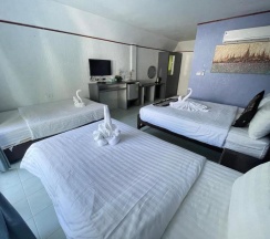 Четырёхместный номер Standard с балконом в Samui Green Hotel
