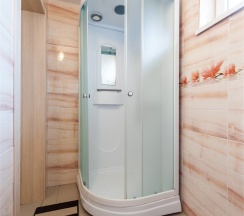 Семейный номер на трех-четырех гостей с большой террасой и видом во двор (корпус К) в Оптимист