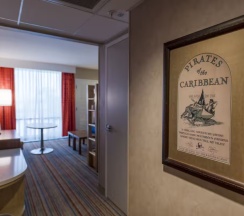 Четырёхместный люкс корпус 1 Family с 2 комнатами в Howard Johnson by Wyndham Anaheim Hotel and Water Playground
