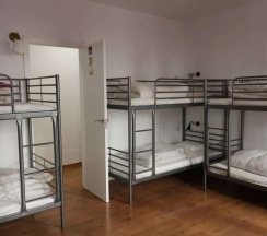 Кровать в общем номере (женский номер) с видом на город в I Love Madrid Hostel