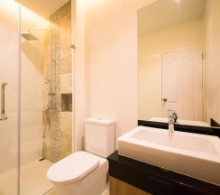 Апартаменты с балконом в The Lago Apartments by Tropiclook