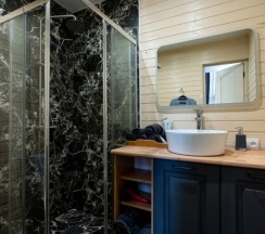 Четырёхместный семейный коттедж с красивым видом из окна  в Релакс_Телецкое