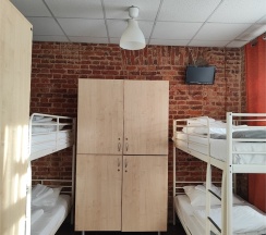 Шестиместный номер с душевой комнатой в Кино хостел на Выборгской