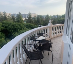 Люкс с 2 комнатами с балконом и с красивым видом из окна в Артика