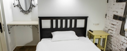 Небольшой одноместный номер в Brick Walls Hotel