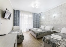 4-местная комната комфорт с балконом в White Hotel