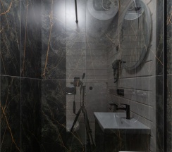 Коттедж с одной спальней, купелью и баней в Black Village Family