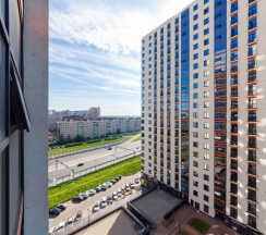 Улучшенная студия с кроватью king size и балконом в Pulkovo Apart