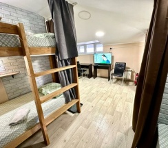 Общий 7-местный номер для мужчин и женщин с удобствами на этаже в Rest Home