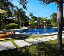 Двухместный люкс Deluxe с частичным видом двуспальная кровать в Laguna Villas Boutique Hotel
