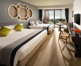 Четырёхместный семейный номер Premier с балконом и с видом на море в Avista Grande Phuket Karon - MGallery