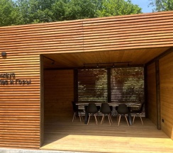 Шестиместный семейный коттедж с видом на реку в Лес и Горы