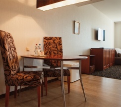 Бизнес класс комфортный с двумя кроватями/ или одной широкой кроватью и диваном-кроватью в Бенефит Плаза