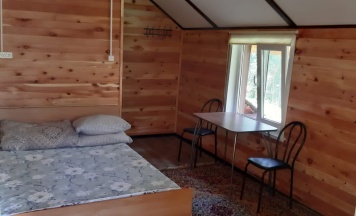 Трехместный номер с двуспальной и односпальной кроватями в Белуха