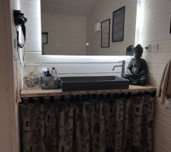 Двухместный семейный коттедж с видом на окрестности двуспальная кровать в Fraubu.camp