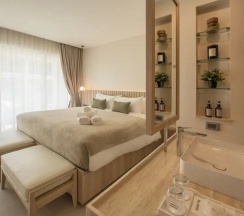 Номер Deluxe с балконом и с видом на бассейн в Niranapa Boutique Resort
