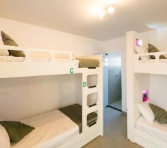 Кровать в общем номере с балконом в Concept Design Hostel & Suite
