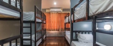 Кровать в общем номере с красивым видом из окна в No.9 Hostel