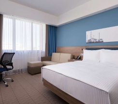 Двухместный семейный номер двуспальная кровать в Hampton by Hilton Astana Triumphal Arch