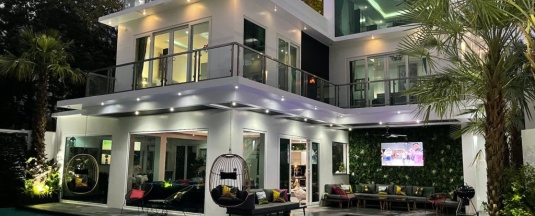Вилла Deluxe с 4 комнатами с видом на бассейн в Villas In Pattaya
