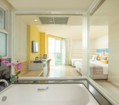 Трёхместный семейный люкс в Pattaya Sea View Hotel