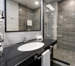 Двухместный номер Standard с красивым видом из окна двуспальная кровать в Reikartz Sky Алматы