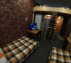 №13, 4 местный номер целиком, два яруса в Hostel Kirovsk.red